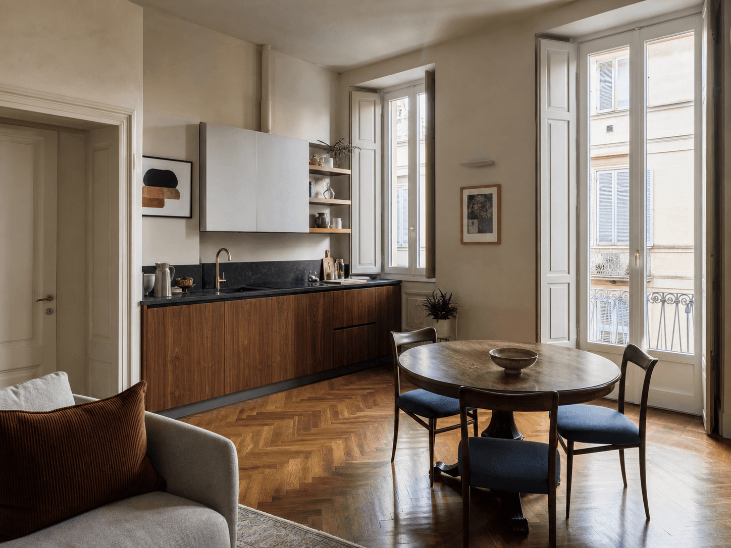 Cucina contemporanea integrata in un appartamento italiano con parquet e balcone